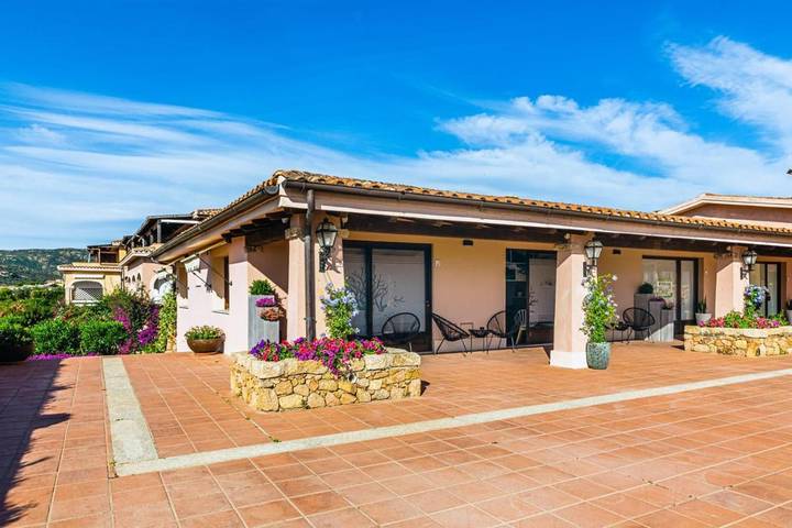 B&b per 2 persone, con Terrazza e Piscina nonché Panorama a Porto San Paolo