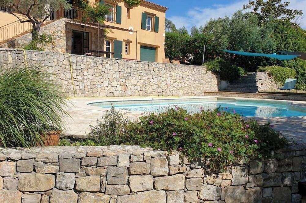 A green setting between sea and mountains in Tourrettes, Region de Draguignan