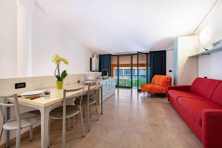 Entire studio, Studio Apartment 'Cozy  Le Vele 7 Garda Lake' with Mountain View, Wi-Fi and Air Conditioning in Maderno, Toscolano-Maderno