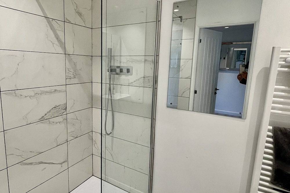 Luxury Lodge close to Clifton Suspension Bridge, hot tub. Sleeps 2 people. in North Somerset