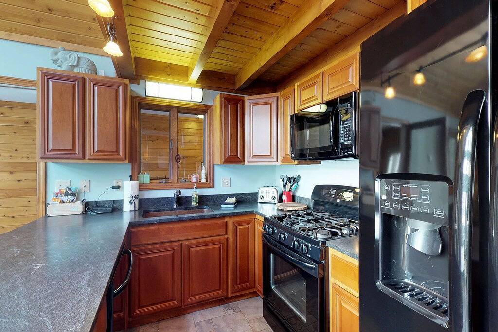 Haus am See im Chalet-Stil mit großer Terrasse, Anlegestelle und wunderschönem Seeblick in Greenville (ME), Moosehead Lake