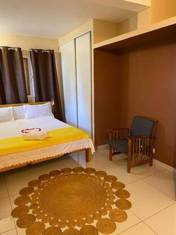 Gîte pour 7 personnes, avec terrasse et jardin ainsi que vue et piscine à Koungou