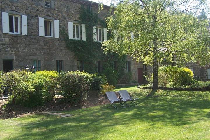 Location de vacances pour 4 personnes, avec Terrasse ainsi que Jardin et Vue à Marcols-les-Eaux
