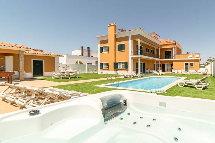 Casa de férias para 24 pessoas, com varanda e jardim e ainda jacuzzi em Quinta do Conde