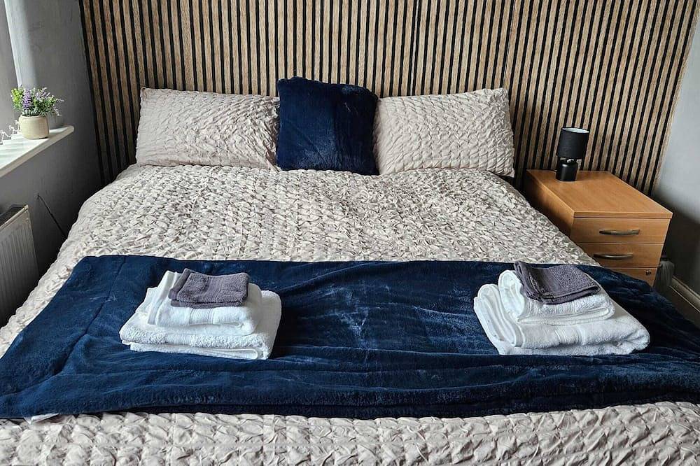 Aldwych House For Holidays, Contractors and Relocation with Free Parking &Wi-Fi in Preston, Lancashire
