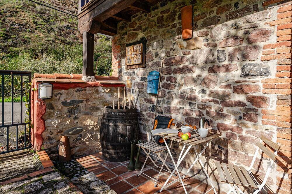 Cabaña de lujo con bañera de hidromasaje junto al río Sella y los Picos de Europa in Precendi, Amieva