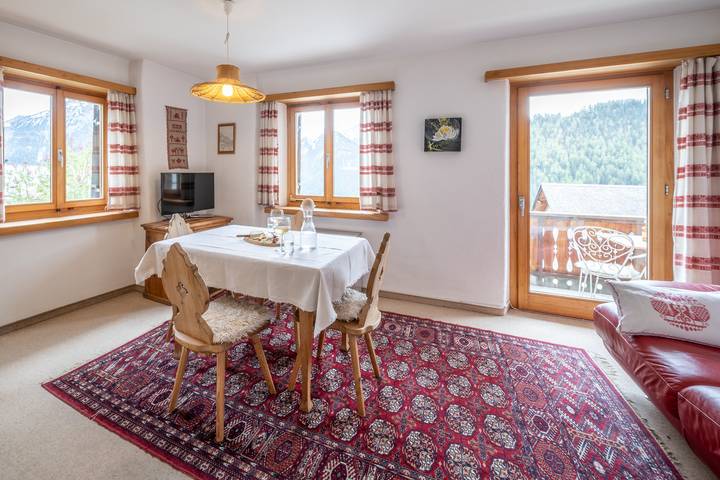 Ganze Wohnung, Chasa Rosa 1: 3.5-Zimmerwohung im idyllischen und sonnenverwöhnten Bergdorf Vnà in Vnà, Valsot