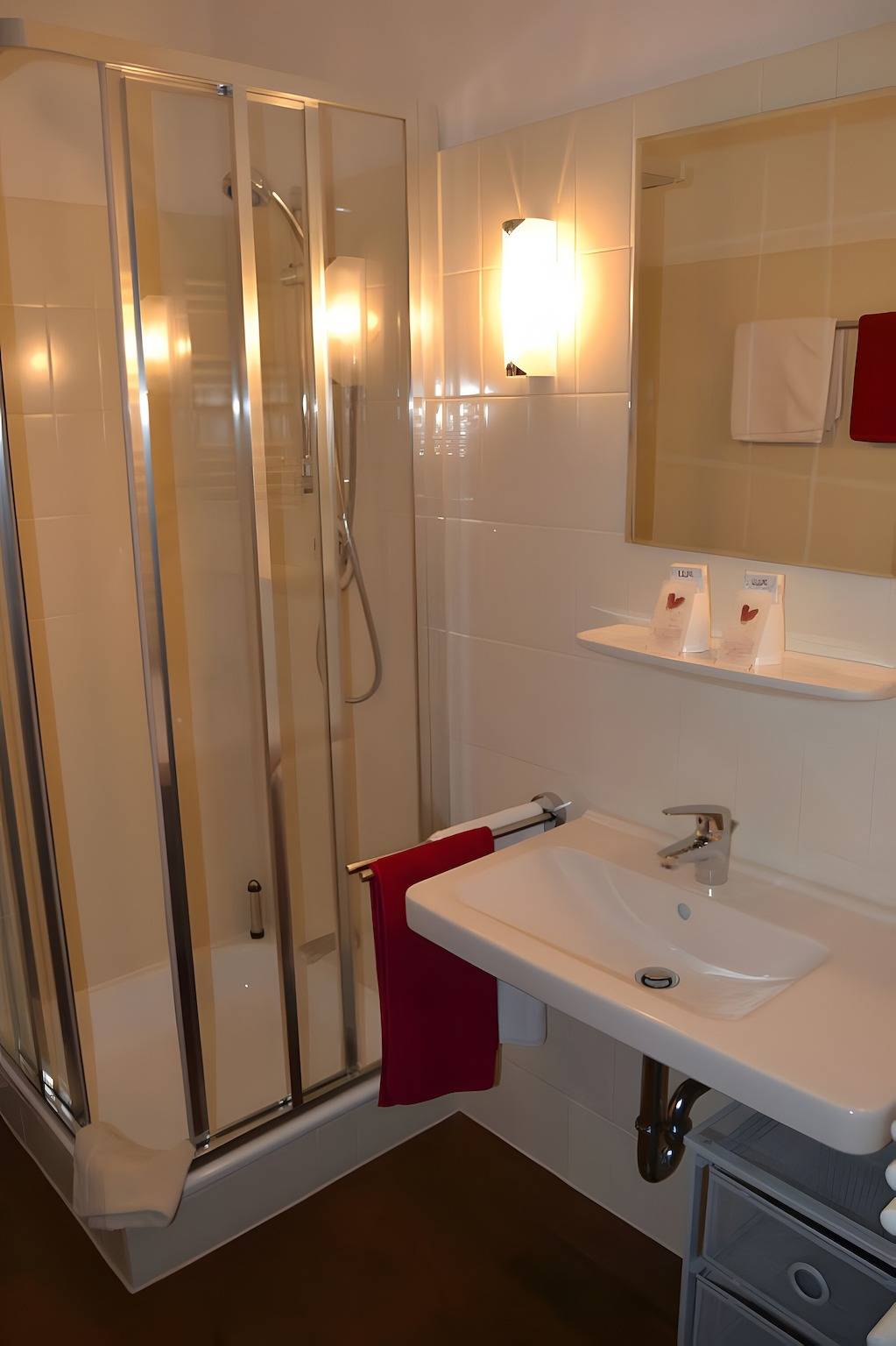 Dreibettzimmer mit Bergblick, Gemeinschaftspool und Wlan in Radstadt, Ski Amadé