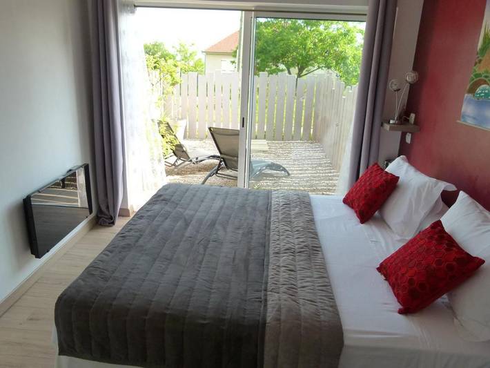 Location de vacances pour 2 personnes, avec jardin et vue ainsi que terrasse et piscine à Queyssac-les-Vignes - 2