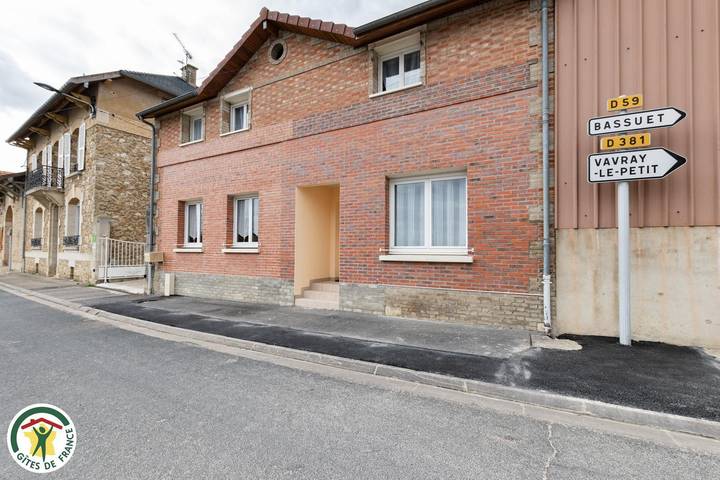 Gîte pour 8 personnes, avec Terrasse et Jardin dans Bassuet