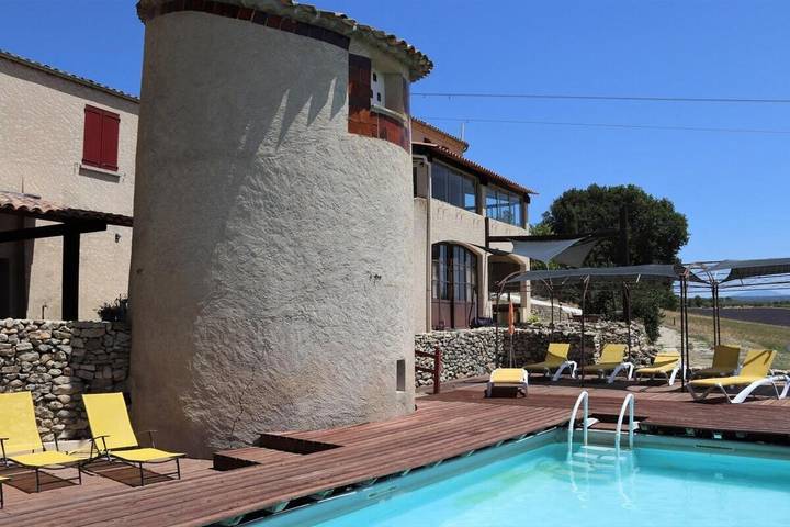 Gîte pour 6 personnes, avec vue ainsi que piscine et jardin, animaux acceptés à Lurs