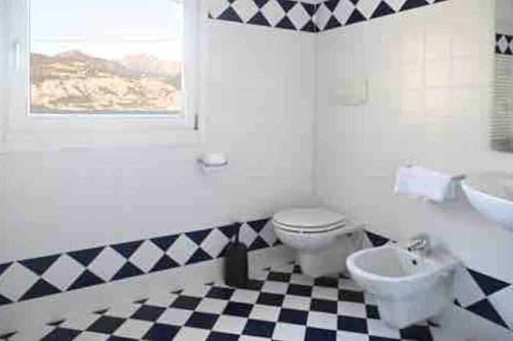 🏡 Panoramic House in Cassone - Renovated Apartment with Lake View in Cassone di Malcesine, Malcesine