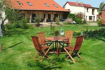 Bauernhof für 2 Personen, mit Terrasse und Garten in Benz