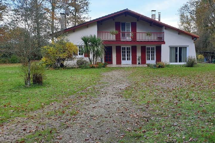 Location de vacances pour 7 personnes, avec jardin à Vertheuil