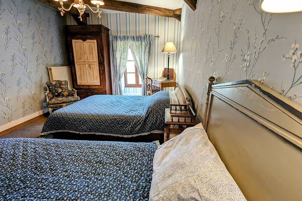 Charmantes Ferienhaus in Berry mit Jacuzzi und Terrasse in Le Blanc, Le Blanc und Umgebung