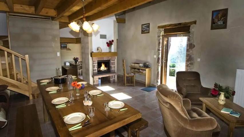 Gîte pour 7 personnes, avec jardin et piscine dans Saint-Pierre-de-Nogaret - 2