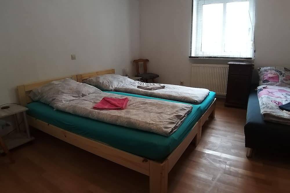Ganze Wohnung, Ferienwohnung im Eg mit sonnigem Südbalkon Nähe Barbarossa-Therme und Zentrum in Göppingen, Landkreis Göppingen