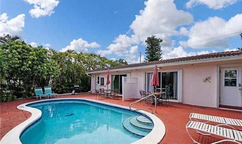 Vacation rental for 4 people, with yard and pool as well as terrace in Lauderdale-by-the-Sea