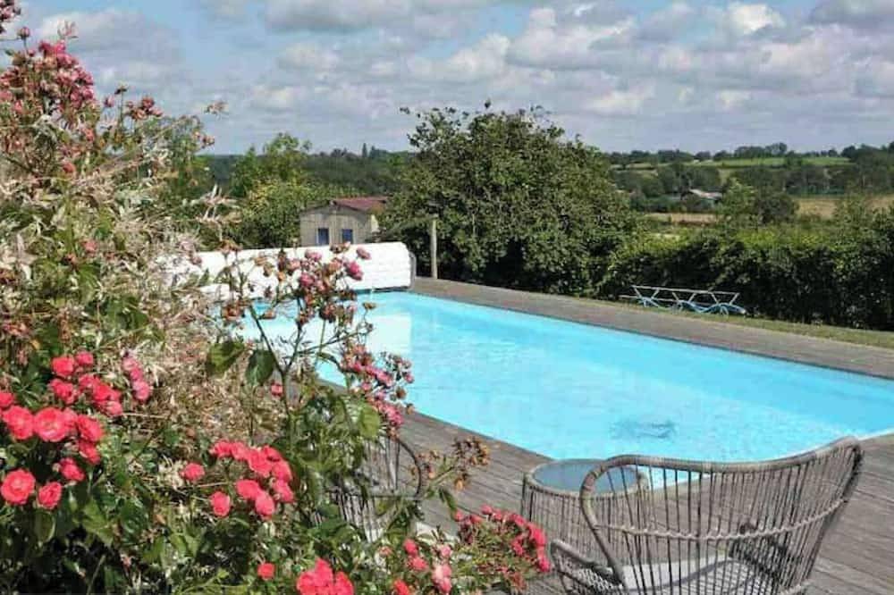 Maison à la campagne, piscine chauffée en période estivale,  classé 3 étoiles. in Verruyes, Deux-Sèvres