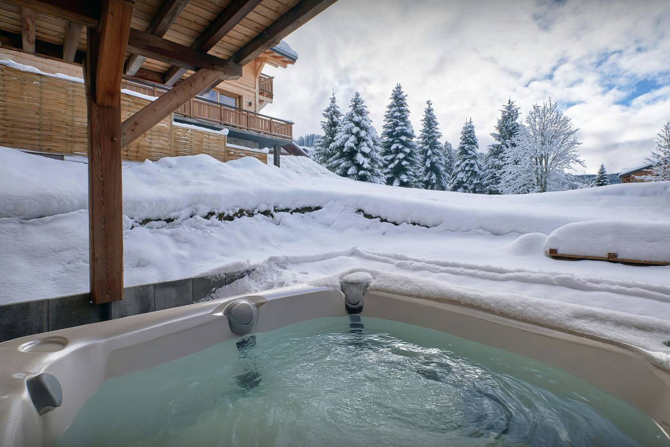 Entire apartment, Ski-in, ski-out chalet for 8 near the centre of Les Gets - Ovo Network in Les Gets, Les Portes du Soleil