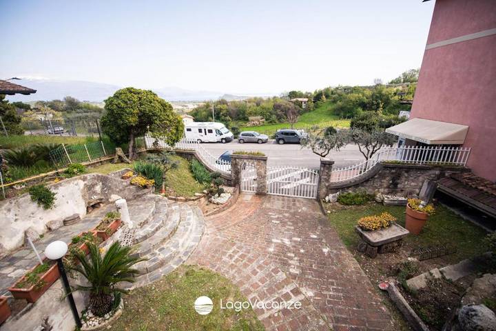 Location de vacances pour 8 personnes, avec vue ainsi que vue sur le lac et terrasse dans Castello (Puegnago sul Garda) - 4