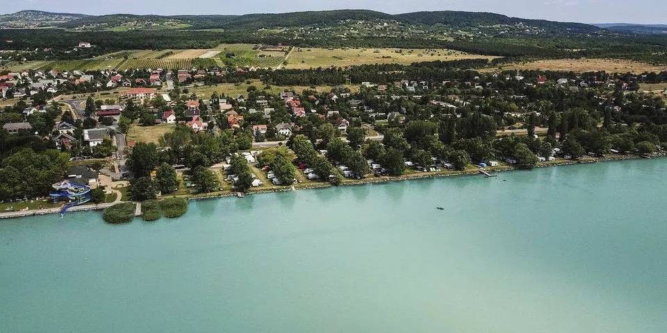 Bungalow für 4 Personen, mit Terrasse und Pool am Balaton