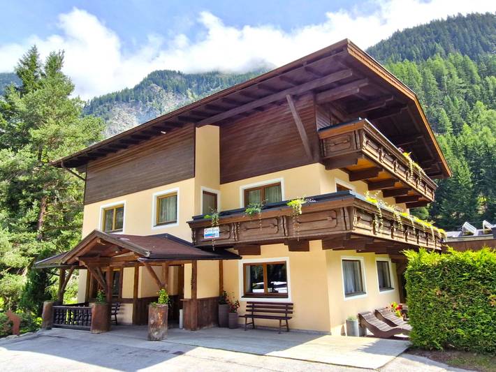 Ferienhaus für 27 Personen, mit Balkon und Terrasse sowie Garten im Ötztal