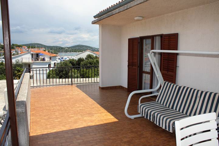 Ferienwohnung für 6 Personen, mit Balkon/Terrasse in Jezera