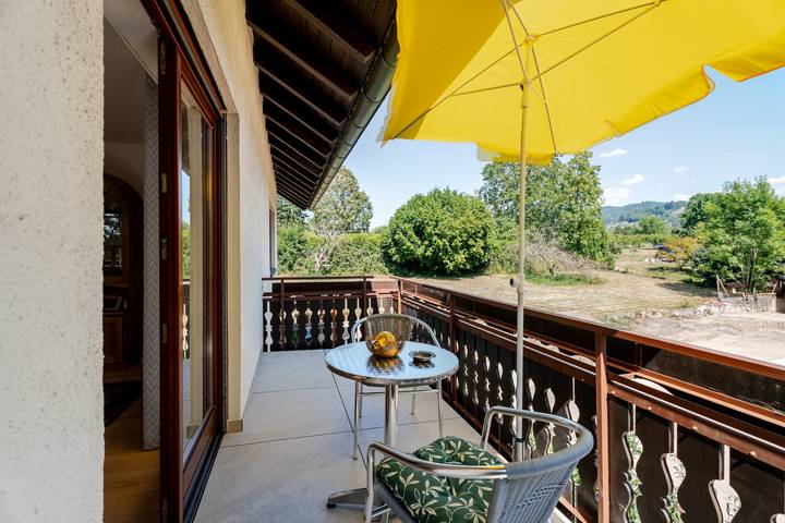 Geheel appartement, Rustig appartement “Haus Schwarzwaldblick” met bergzicht, balkon en wifi aan de beek in Ottersweier, Ferienregion Bühl Bühlertal Ottersweier Region