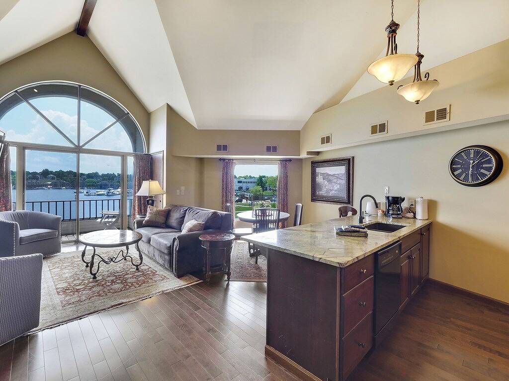 Ganze Wohnung, Ewi354|Top-Floor 2Br Condo| Pool, Hot Tub, Sauna | Sleeps 6 in Charlevoix, Charlevoix County