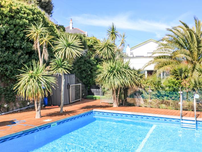 Cottage for 8 people, with garden and pool, with pets in Torquay