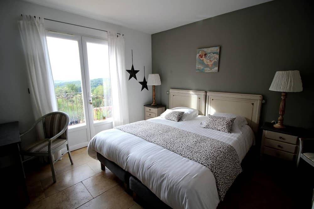 Near Sanary-sur-Mer, air-conditioned villa in Ollioules, Var, sea view, pets allowed(1). in Ollioules, Toulon region