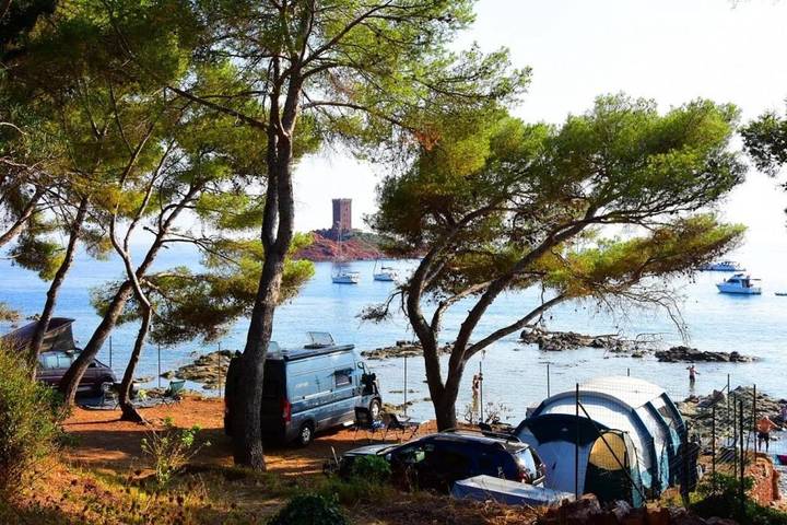 Location de vacances pour 2 personnes, avec Terrasse et Piscine dans Port de Poussaï