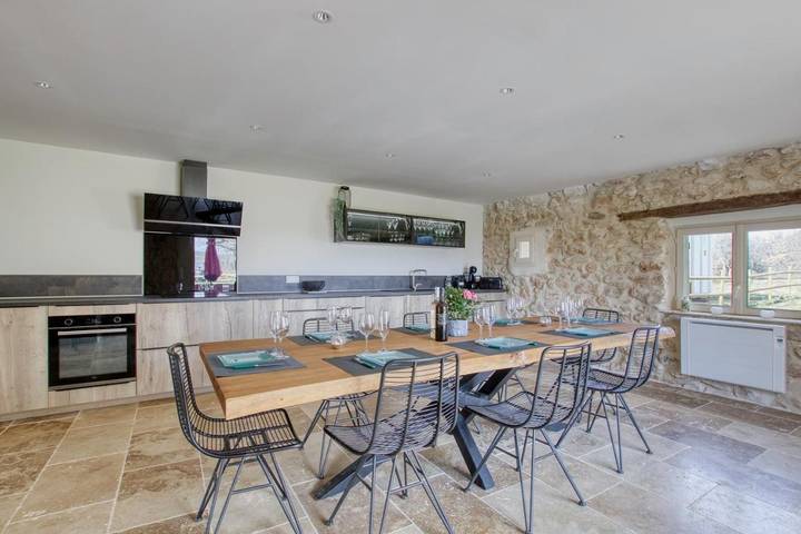 Location de vacances pour 8 personnes, avec jacuzzi et terrasse ainsi que jardin et piscine à Artigues (Var) - 4