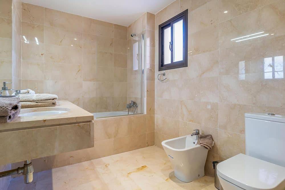 Apartamento entero, Awesome apartment in Casares with swimming pool in Playa Ancha, Casares