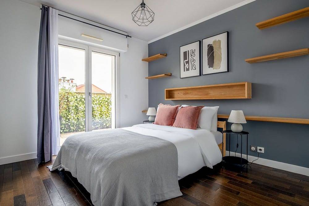 Entire apartment, Blueground | Levallois Perret, balcony, nr offices in Levallois-Perret, Hauts-de-Seine