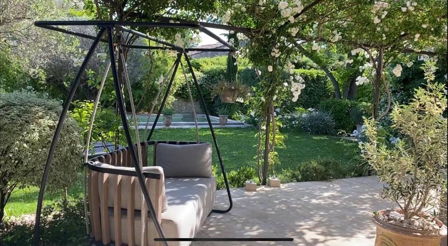 Location de vacances pour 2 personnes, avec terrasse et vue ainsi que piscine et jardin à Paradou - 2