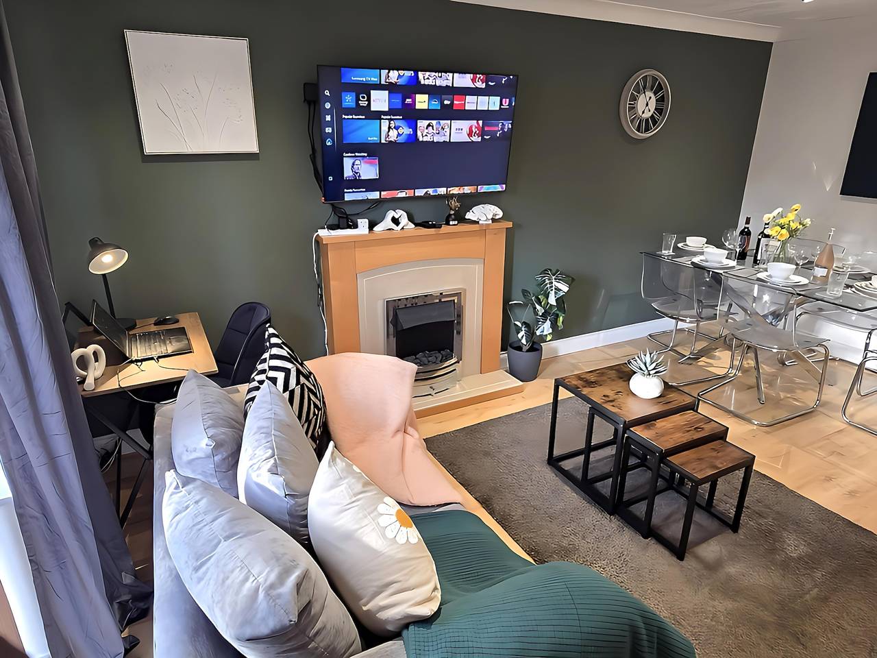 Group House Sleeps 9 with Garden and Parking in Wolverhampton, Birmingham y alrededores