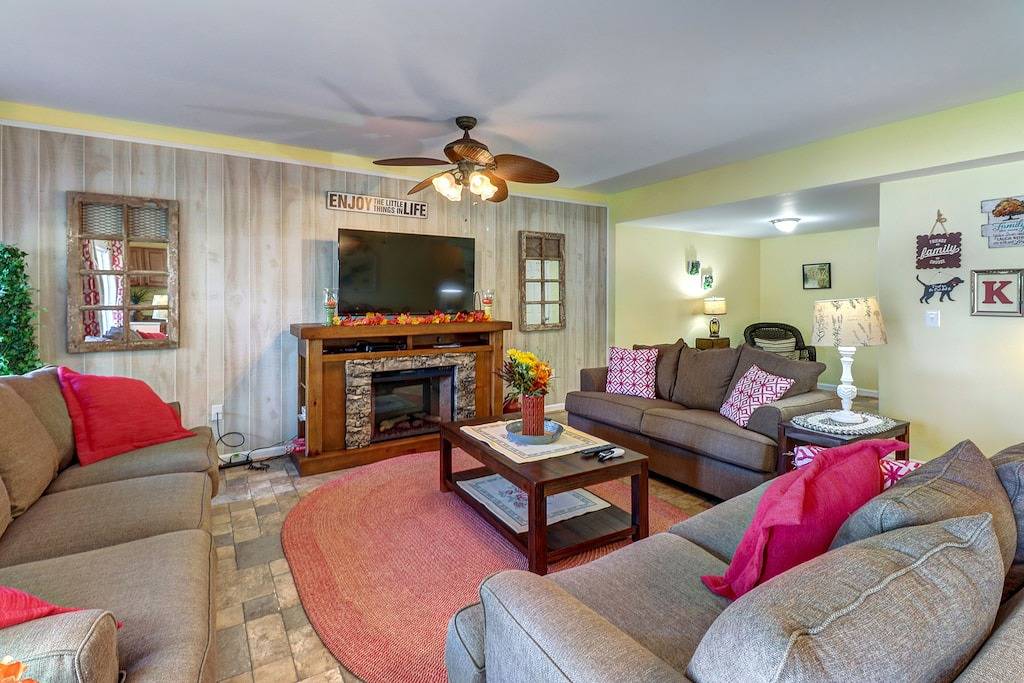 Wunderschönes Stadthaus am Wasser mit perfekter Lage und Kamin in Lake Anna