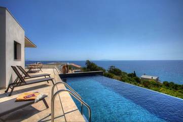 Cottage pour 8 personnes, avec vue ainsi que jardin et piscine à Pietracorbara