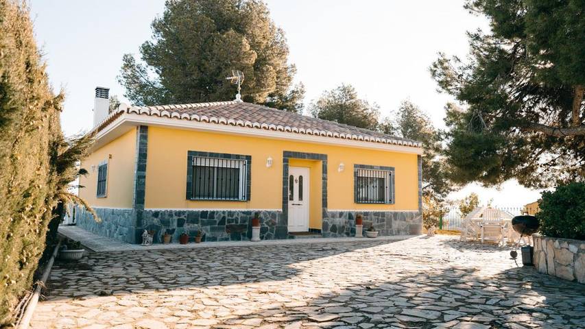 Casa de vacaciones para 10 personas, con Terraza además de Jardín y Piscina en Requena-Utiel