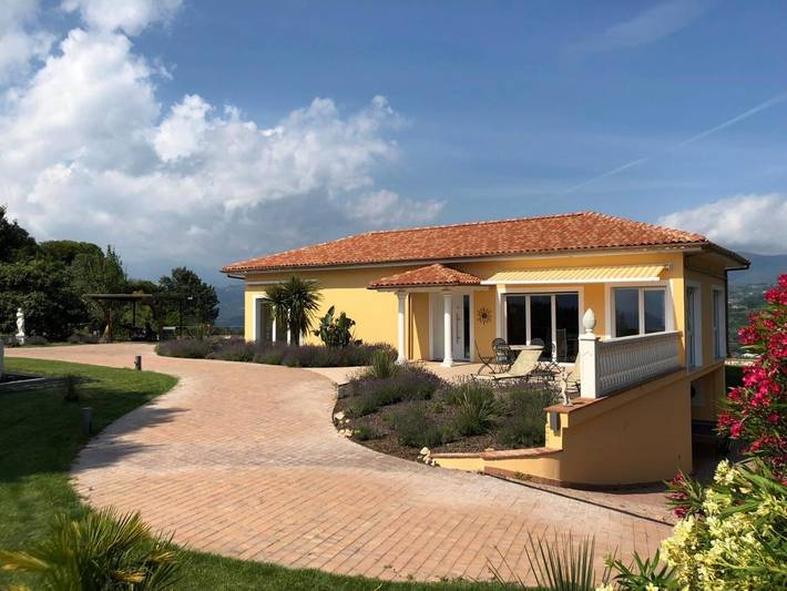 Ferienhaus für 4 Personen, mit Balkon und Terrasse sowie Garten und Pool in Camporosso