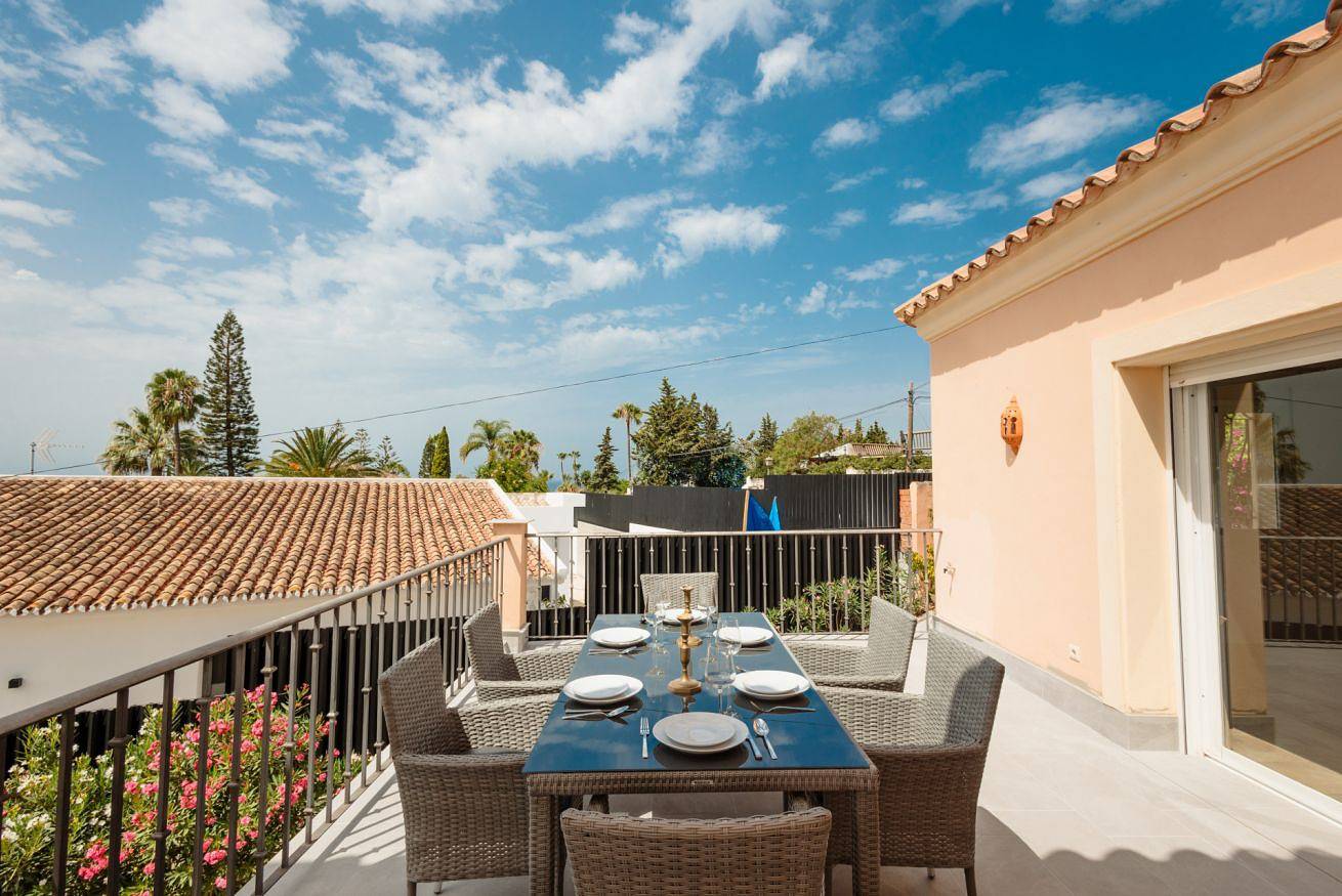 Entire apartment, Incredible 5 bedroom villa with private pool and sea views, in El Rosario in Las Chapas, Marbella