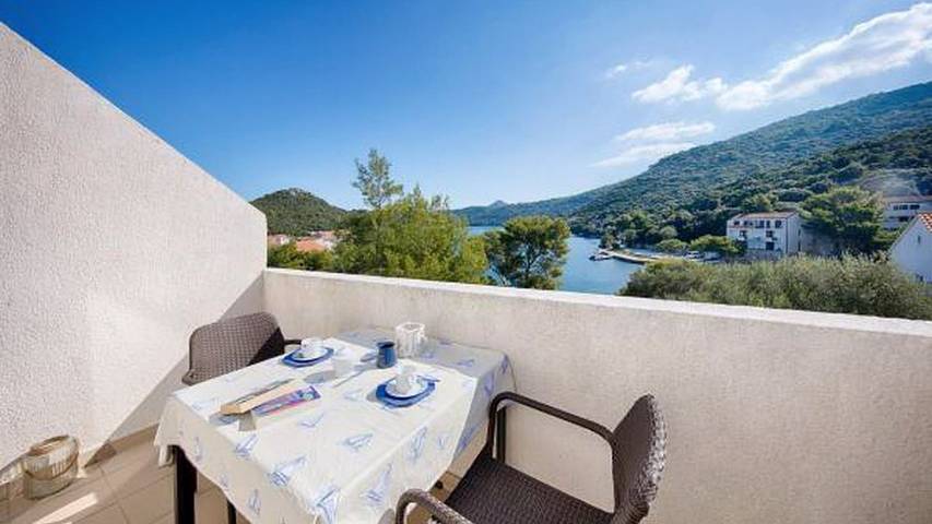 Gîte pour 4 personnes, avec balcon dans Lastovo