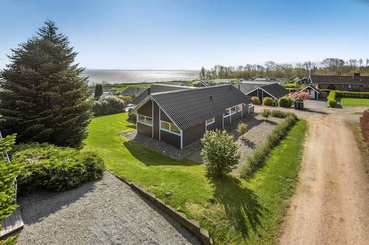 Ferieudlejning for 8 personer, med sauna og have samt terrasse i Mommark