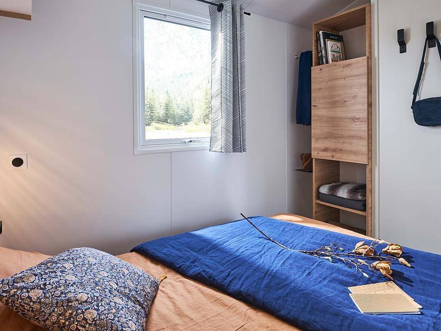 Flower Camping Les Berges de la Dordogne - Mobilheim 6 personen - Mobilheim Premium 33m² Bahia - 3 Schlafzimmer + halbüberdachte Terrasse + Tv + Lv + Klimaanlage 6 pers. in Trémolat, Périgord Pourpre