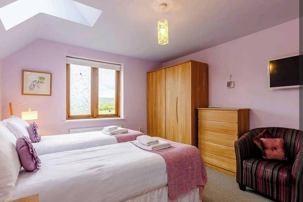 Tree House, Luxury Country House, Hot Tub, Malvern, Sleeps 6+ Award Winning :)A+ in Herefordshire