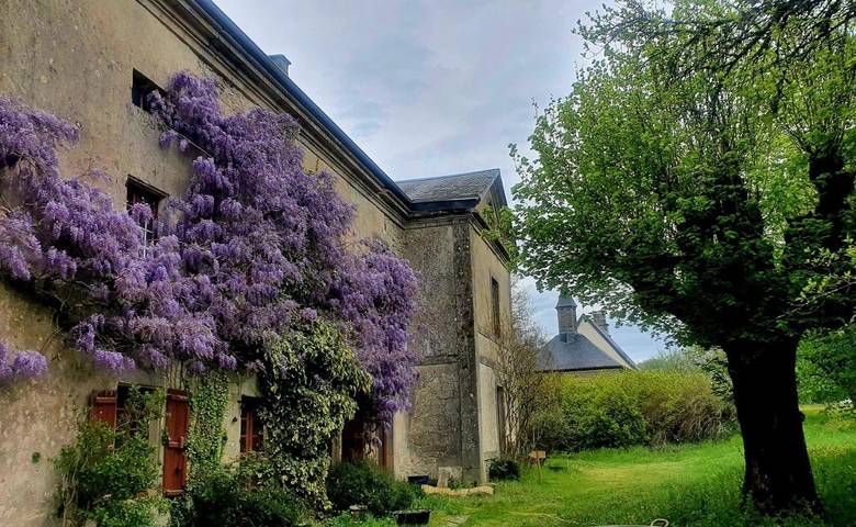 Gîte pour 14 personnes, avec terrasse ainsi que jardin et vue à Bassignac-le-Haut