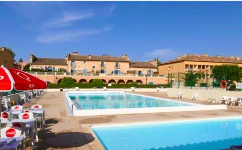 Villa pour 8 personnes, avec piscine ainsi que jardin et bassin pour enfant à Villeneuve-Loubet