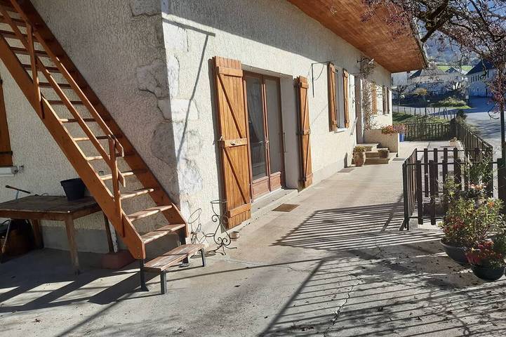 Location de vacances pour 8 personnes, avec jardin et terrasse dans Saint-Offenge-Dessous